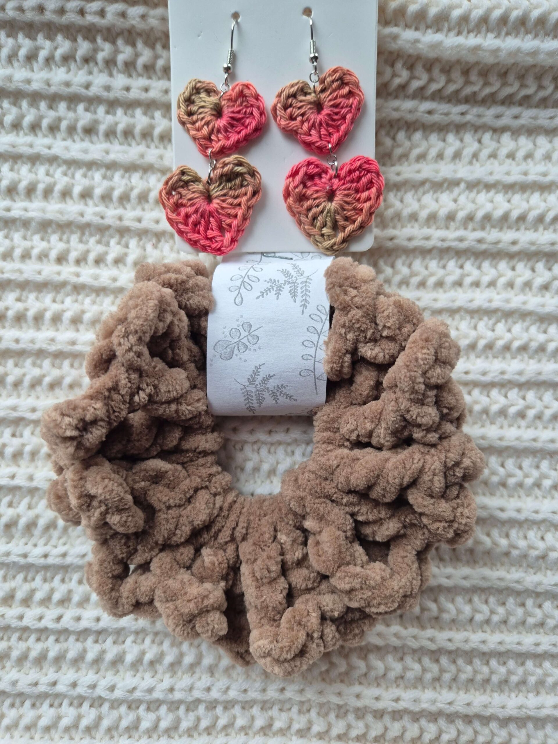 Horgolt fodros Fluffy Hajgumi + Horgolt Fülbevaló SZETT - Image 2